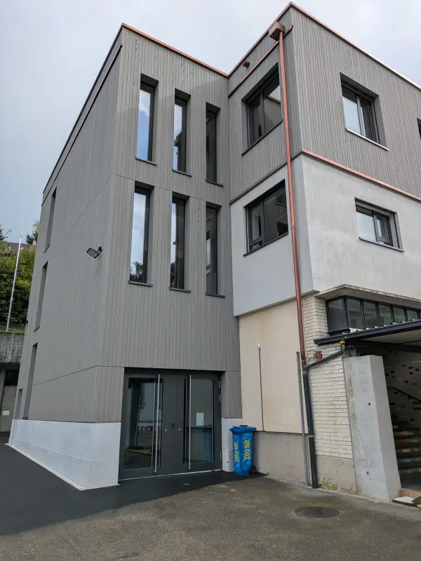 Schulhausfenster